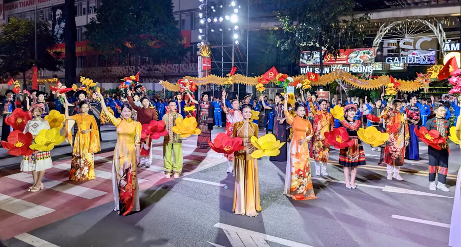 Văn nghệ sĩ biểu diễn tại buổi khai mạc Những ngày văn học - nghệ thuật TPHCM lần thứ I. Ảnh: Thùy Linh. 