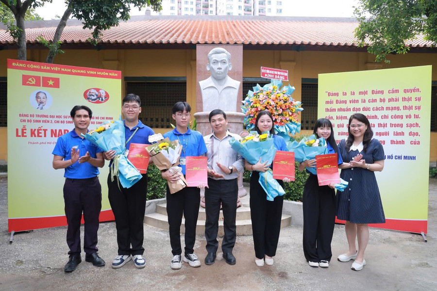 Bốn đảng viên mới được kết nạp tại Trường Đại học Sư phạm TPHCM. Ảnh: HCMUE. 59531de9c7f54eab17e4.jpg