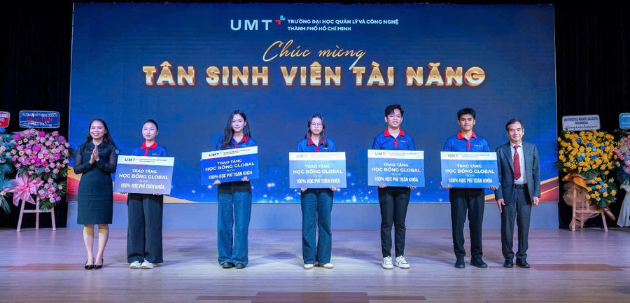 Trường Đại học Quản lý và Công nghệ TPHCM trao học bổng cho tân sinh viên khóa 2025. Ảnh: UMT. 