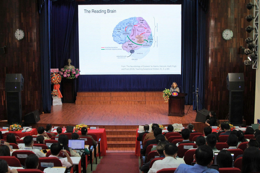 TS Pikunthong Nukthamna, Trường Đại học Shinawatra, Thái Lan báo cáo chủ đề "Tái cấu trúc não bộ: Cách tiếp cận huấn luyện nhận thức thần kinh để vượt qua chứng khó đọc". Ảnh: Tuấn Vủ. a414ff26596cd4328d7d-1.jpg