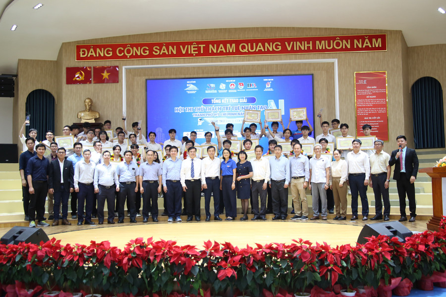 Diễn ra mùa thứ 5, AI Challenge 2024 đã mang lại một sân chơi bổ ích, lý thú cho sinh viên, thanh niên, học sinh quan tâm đến lĩnh vực công nghệ thông tin, trí tuệ nhân tạo. 089a0386.jpg