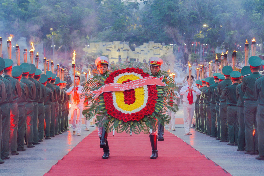 Lễ dâng hương, dâng hoa diễn ra trong không khí trang nghiêm, xúc động giữa vùng đất linh thiêng Côn Đảo. e91861678f71062f5f60.jpg