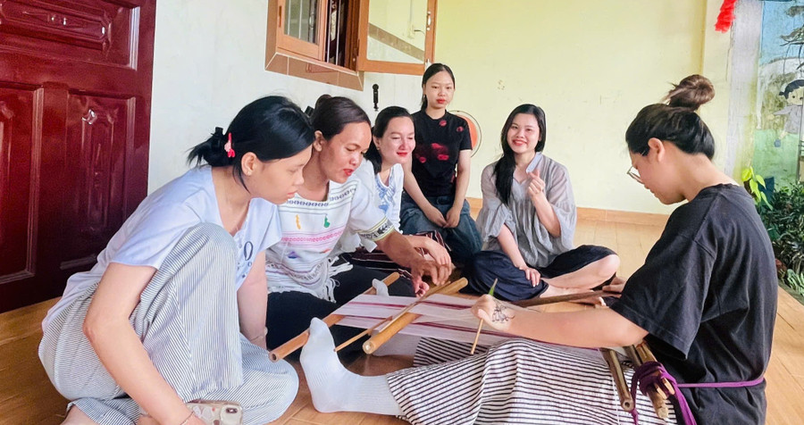 Điểm nhấn của chuyến đi là sự gắn kết giữa sinh viên và cộng đồng bản địa. 43d9027b183c9162c82d.jpg