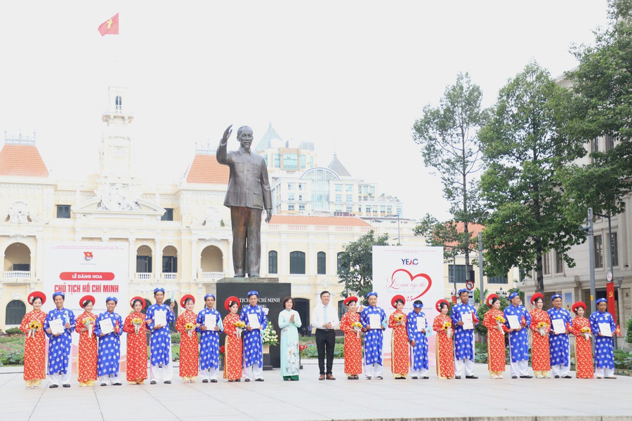 50 đôi uyên ương được trao giấy chứng nhận đăng ký kết hôn tại Công viên tượng đài Chủ tịch Hồ Chí Minh. Ảnh: Ngô Tùng. image-5.jpg