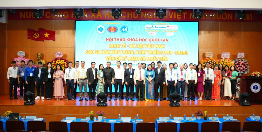 Đại biểu và các nhà khoa học tham dự Hội thảo khoa học quốc gia. Ảnh: HUIT. 