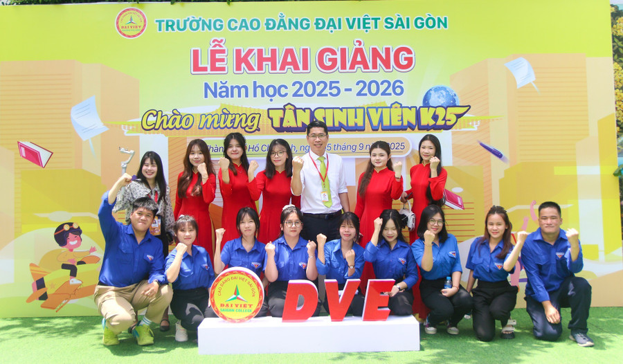 Thầy và trò Trường Cao đẳng Đại Việt Sài Gòn quyết tâm bước vào năm học mới với nhiều thành tích. Ảnh: NTCC.