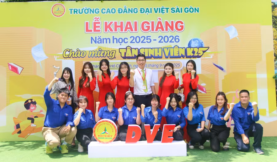 Thầy và trò Trường Cao đẳng Đại Việt Sài Gòn quyết tâm bước vào năm học mới với nhiều thành tích. Ảnh: NTCC.