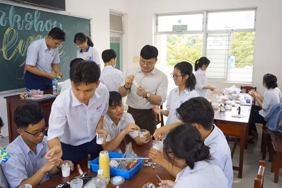 Học sinh trực tiếp thao tác với các dung dịch và vật liệu thí nghiệm dưới sự hướng dẫn của ThS Phú. Ảnh: NVCC.