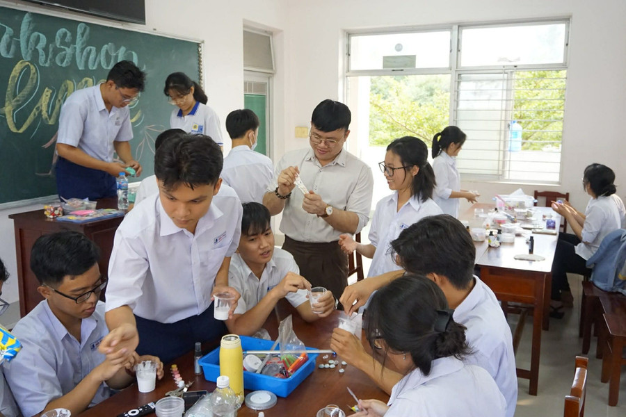 Học sinh trực tiếp thao tác với các dung dịch và vật liệu thí nghiệm dưới sự hướng dẫn của ThS Phú. Ảnh: NVCC.