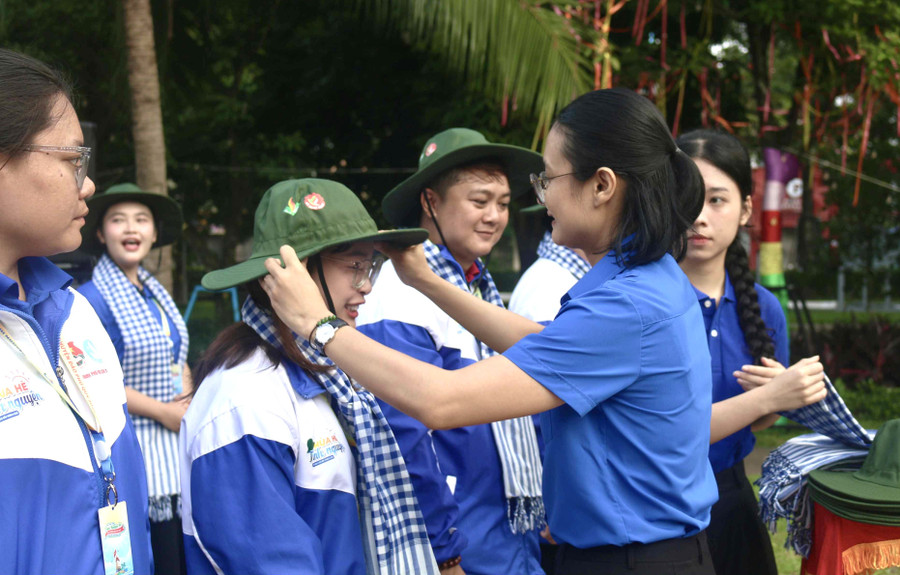 Chị Trần Thu hà - Chủ tịch Hội Sinh viên Việt Nam TPHCM trao nón và khăn rằn cho các chiến sĩ tình nguyện. c1f62b67-c492-4457-99f3-5b6fc837e5aa.jpg