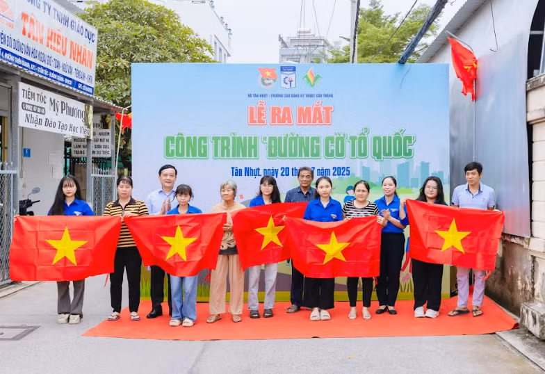 Ra mắt công trình "Đường cờ Tổ quốc" tại xã Bình Lợi. Ảnh: Thành đoàn TPHCM. 
