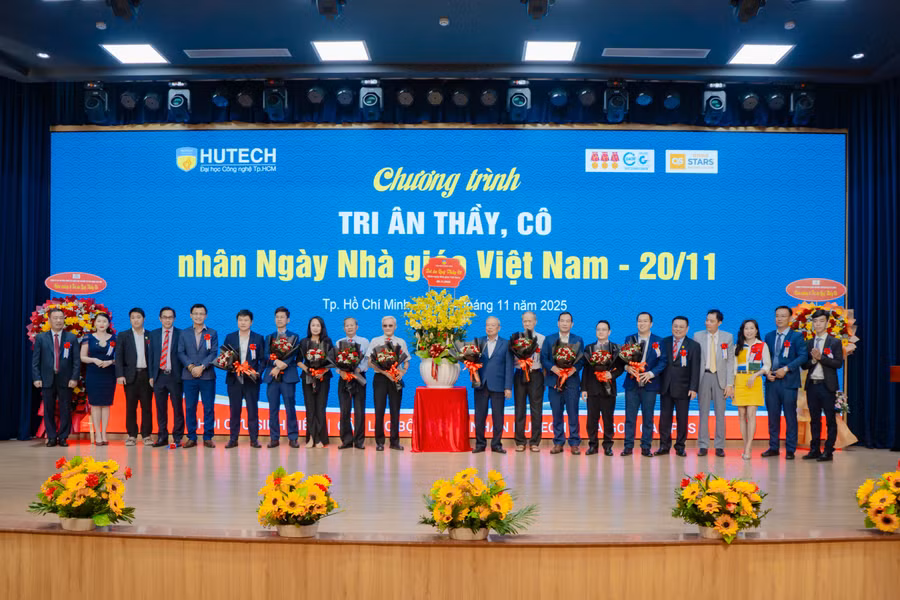 Trường Đại học Công nghệ TPHCM tri ân thầy cô ngày 20/11. Ảnh: HUTECH.