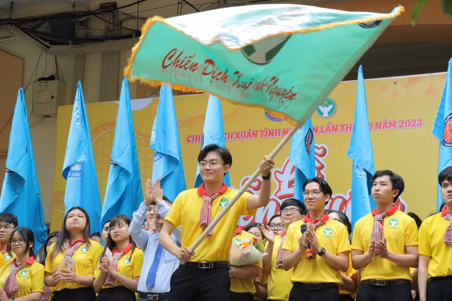 Lý Tuấn Anh tại lễ ra quân chiến dịch Xuân Tình Nguyện khi còn là Chủ tịch Hội sinh viên Trường Đại học Khoa học Xã hội và Nhân văn (Đại học Quốc gia TPHCM). Ảnh: NVCC. 