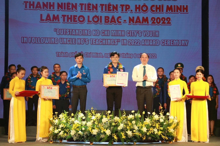 Lý Tuấn Anh nhận bằng khen Thanh niên tiên tiến TPHCM làm theo lời Bác năm 2022. Ảnh: NVCC. anh-3-ta.jpg