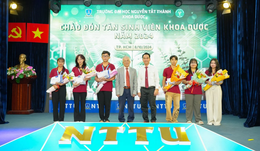 Dương Thị Thúy Nga (ngoài cùng bên trái) là thủ khoa ngành Dược học năm 2024 của Trường Đại học Nguyễn Tất Thành. Ảnh: NTTU. 