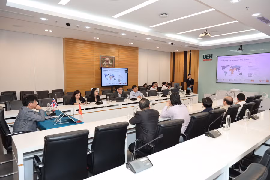 Quang cảnh lễ ký kết hợp tác và trao đổi học thuật giữa UEH và Oxford EMI. Ảnh: UEH. 