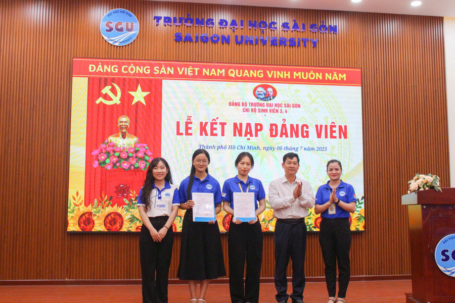 Yến Nhi (thứ hai trái qua) tại Lễ kết nạp Lễ kết nạp Đảng trong Lễ ra quân Chiến dịch Mùa hè xanh 2025, Trường Đại học Sài Gòn. Ảnh: SGU. 07e621ebb8dd318368cc.jpg
