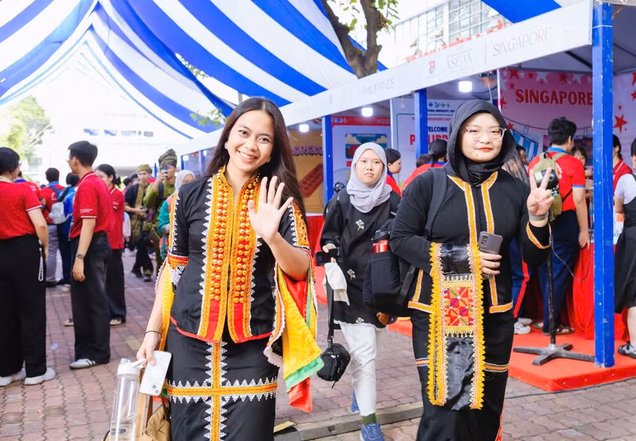 Sinh viên tình nguyện quốc tế trong trang truyền thống. Ảnh: Thành đoàn TPHCM. 