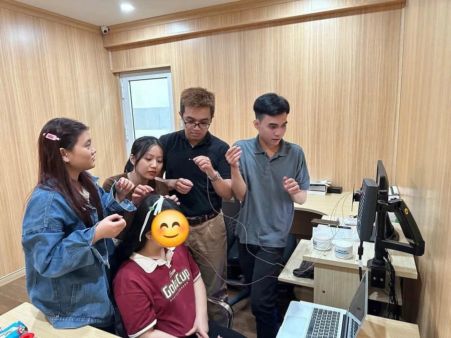 Nhóm sinh viên đạt giải nhất nghiên cứu về trầm cảm của học sinh. Ảnh: NVCC. 