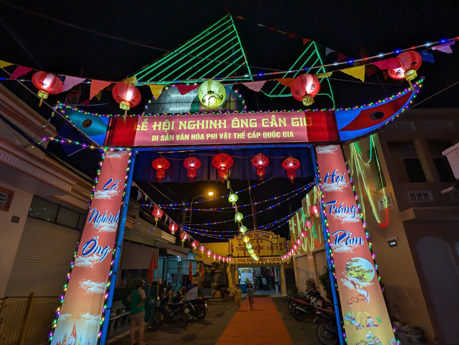 Cổng chào vào Lăng Ông Thủy Tướng - Hải Thần Miếu rực rỡ sắc màu. Ảnh: T.L. 