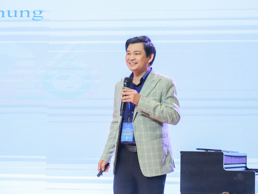 ThS Huỳnh Hoàng Cư - Trưởng khoa Nghệ thuật, Trường Đại học Văn Hiến trình bày tham luận 