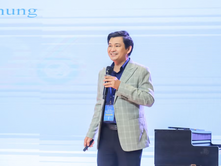 ThS Huỳnh Hoàng Cư - Trưởng khoa Nghệ thuật, Trường Đại học Văn Hiến trình bày tham luận "Âm sắc giọng hát cá nhân trong kỷ nguyên AI". Ảnh: VHU.