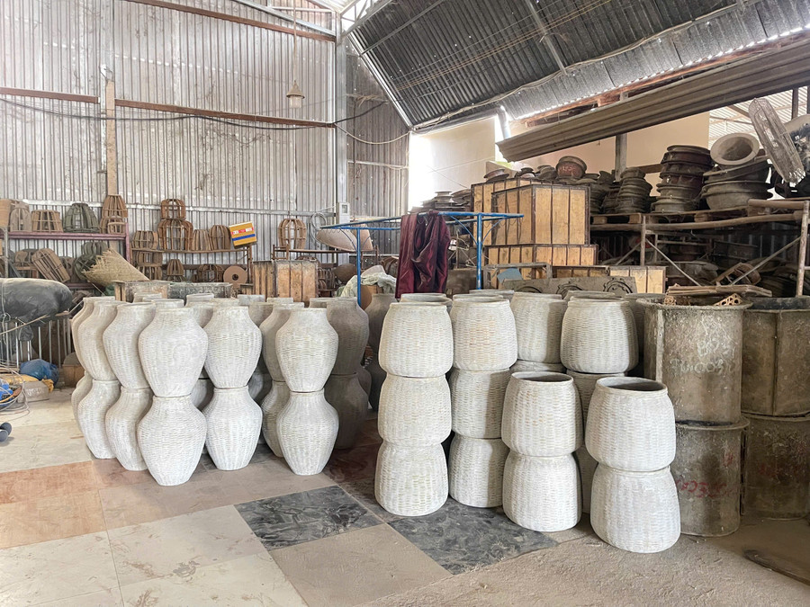 Sản phẩm được đan từ tre tại làng nghề. Ảnh: H.T. a1079d5e880805565c19.jpg