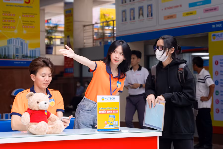 Sinh viên Trường Đại học Công nghệ TPHCM nhập học năm 2025. Ảnh: HUTECH. 