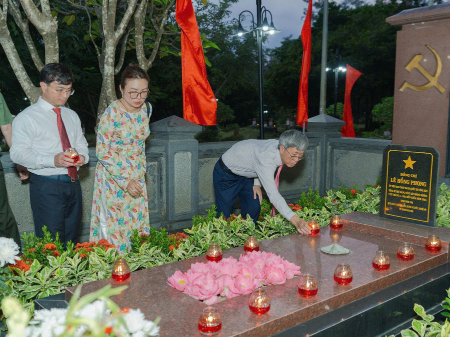 Thắp nến tri ân tại mộ cố Tổng Bí thư Lê Hồng Phong. 054af35b-d56e-4222-a6fe-907abd00eed1.jpg