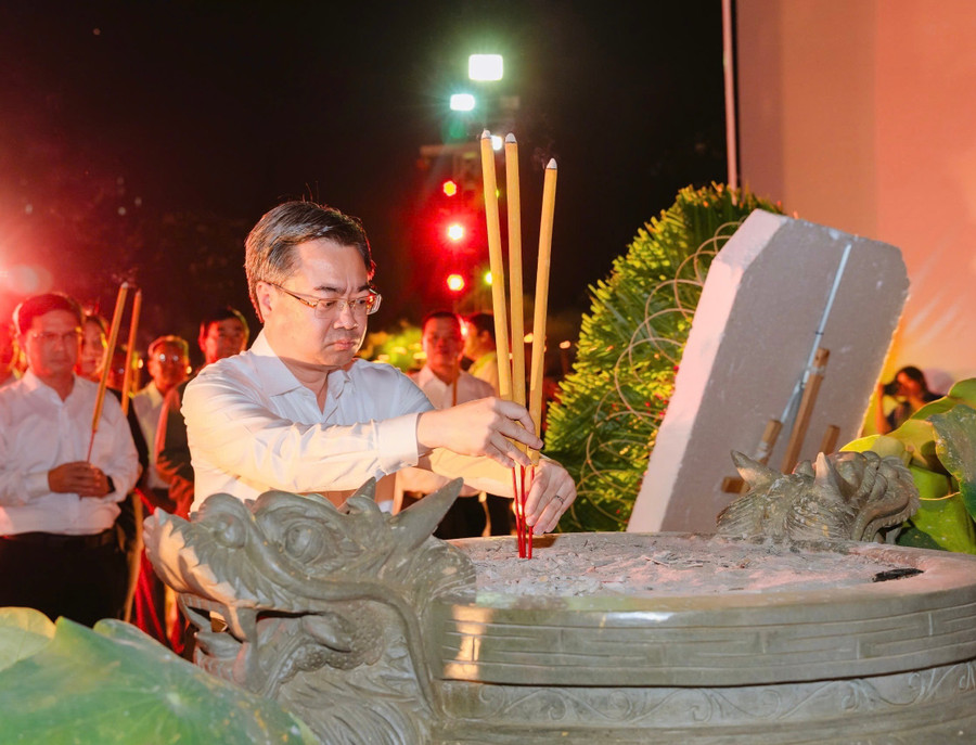 Ông Nguyễn Thanh Nghị - Phó Bí thư Thường trực Thành ủy TPHCM dâng hương tưởng niệm các anh hùng, liệt sĩ. Ảnh: Thành đoàn TPHCM. 13189b3e-c85f-40fd-a620-841c88b1881b.jpg