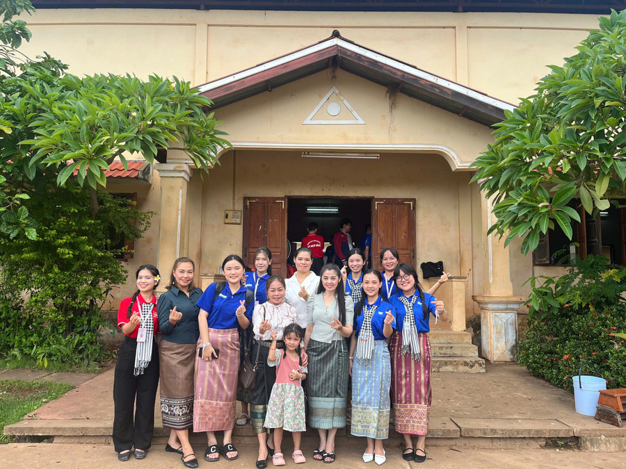 Các giảng viên, sinh viên Trường Đại học Sư phạm TPHCM chụp ảnh lưu niệm cùng giáo viên và học sinh Trường Hữu nghị Việt Nam - Lào tại tỉnh Champasak. 50a58d7092ac25f27cbd.jpg