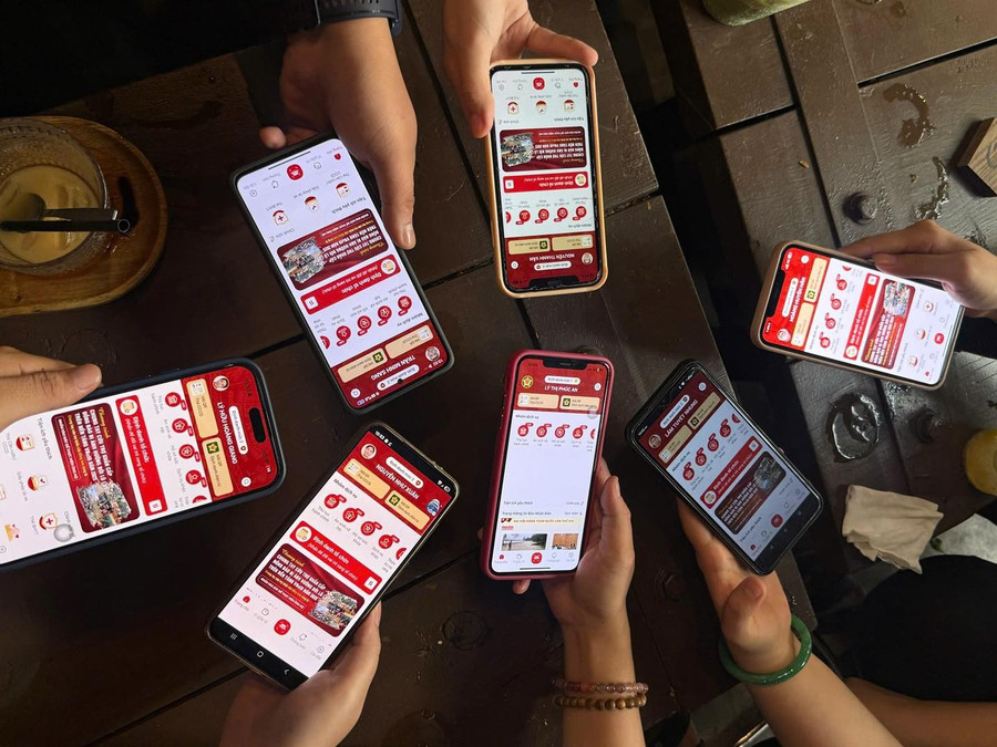 Người dân được hướng dẫn cài đặt và sử dụng ứng dụng VNeID - định danh điện tử quốc gia. Ảnh: Mặt trận phường Bình Thạnh. 559571010-122139733394909377-465320579669619502-n.jpg