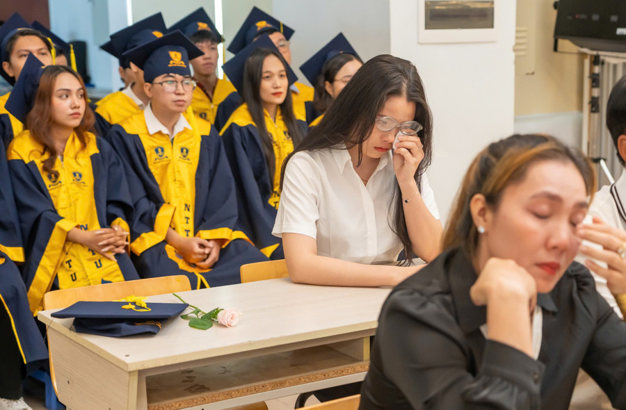 Cẩm Giang xúc động khi nhìn lại những bức ảnh của anh trai mình. Ảnh: NTTU. nttu-3.jpg