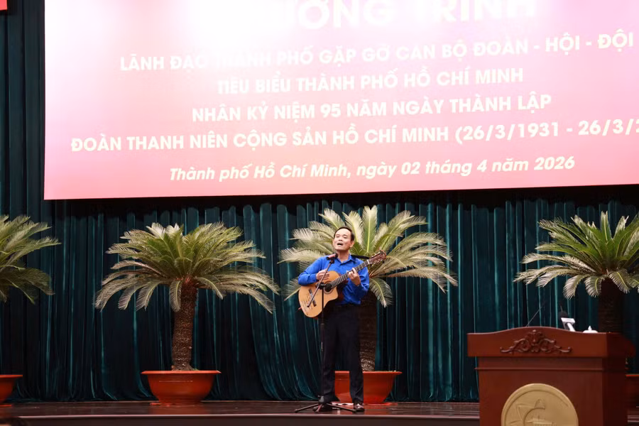 Bí thư Thành ủy TPHCM Trần Lưu Quang ôm đàn hát, giao lưu cùng thanh niên. Ảnh: NT. 