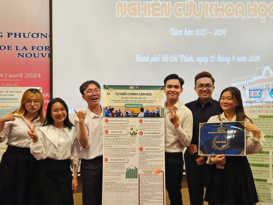 Nhóm nghiên cứu cùng giảng viên hướng dẫn - TS Giang Thiên Vũ (áo đen). Ảnh: T.V. c-2.jpg
