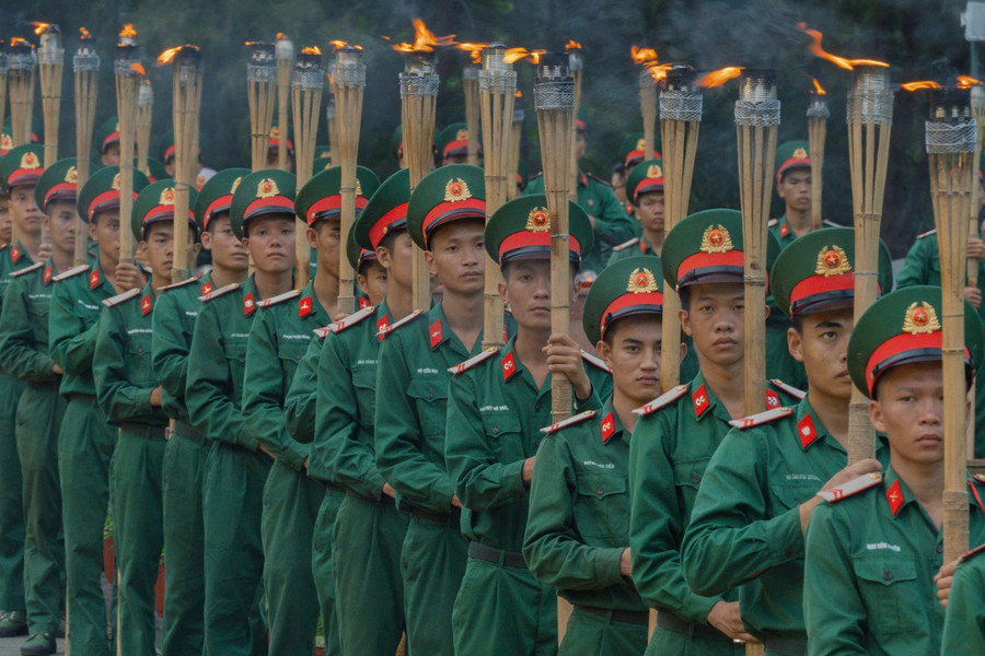 Đội hình nghi thức dâng hương “Chiêu hồn Tử sĩ” thể hiện lòng thành kính của thế hệ hôm nay. b8edff94-6701-4587-a2d9-649671a785b6.jpg