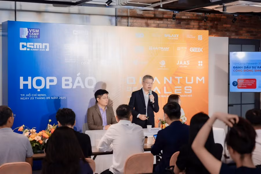 Ông Lê Quốc Vinh - Chủ tịch CSMO Việt Nam chia sẻ tại họp báo VSMCamp & CSMOSummit 2025. 