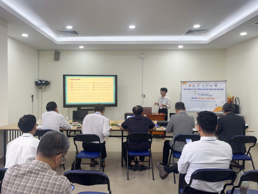 Thanh Toàn trình bày đề tài nghiên cứu khoa học của mình tại Giải thưởng Sinh viên nghiên cứu khoa học - Euréka lần thứ 26 năm 2024. Ảnh: NVCC. 