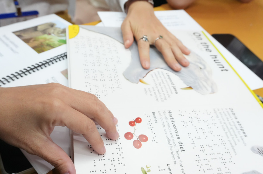 Học viên sử dụng sách chữ nổi. Ảnh: BTC. 