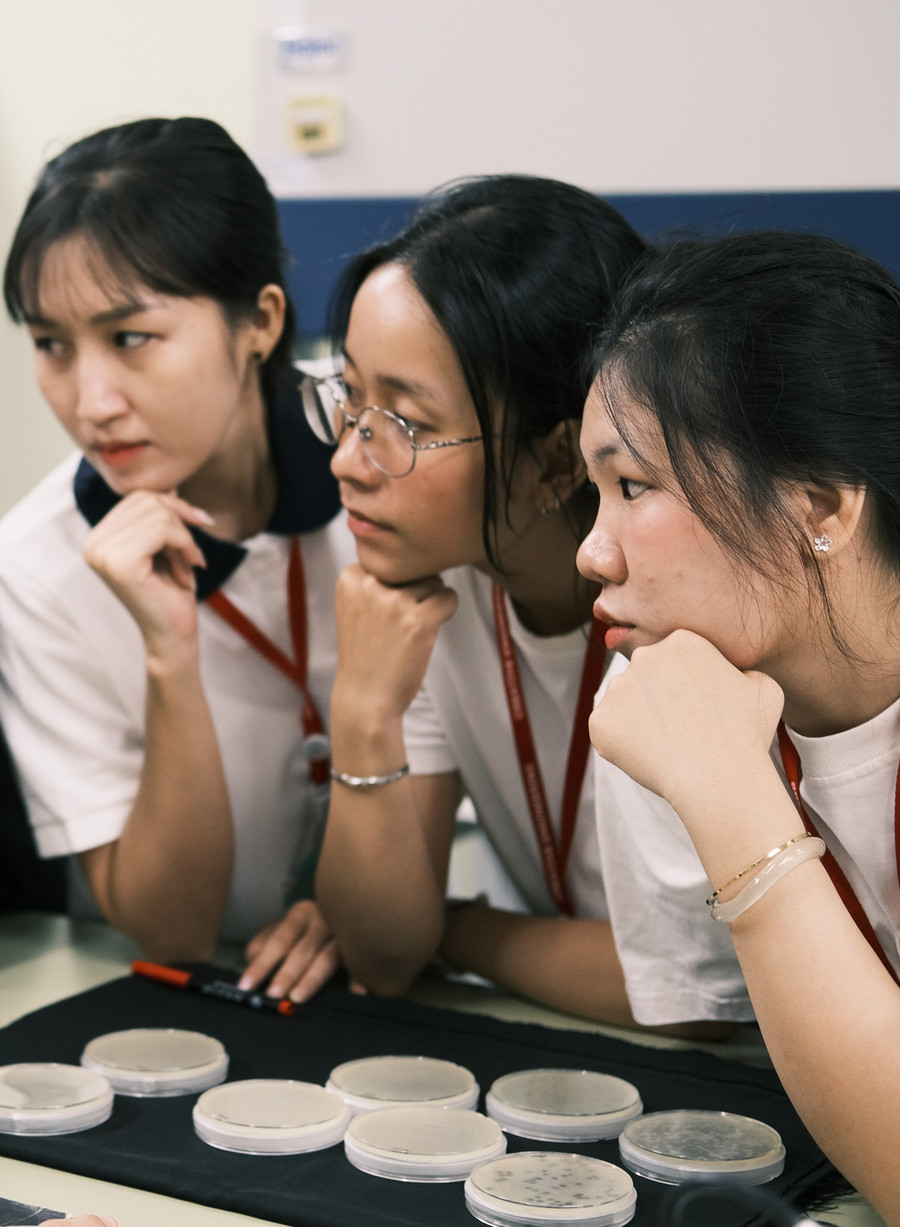 Anh Thi (ở giữa) nghiên cứu cùng bạn bè. Ảnh: HCMUT. dscf5399-copy.jpg