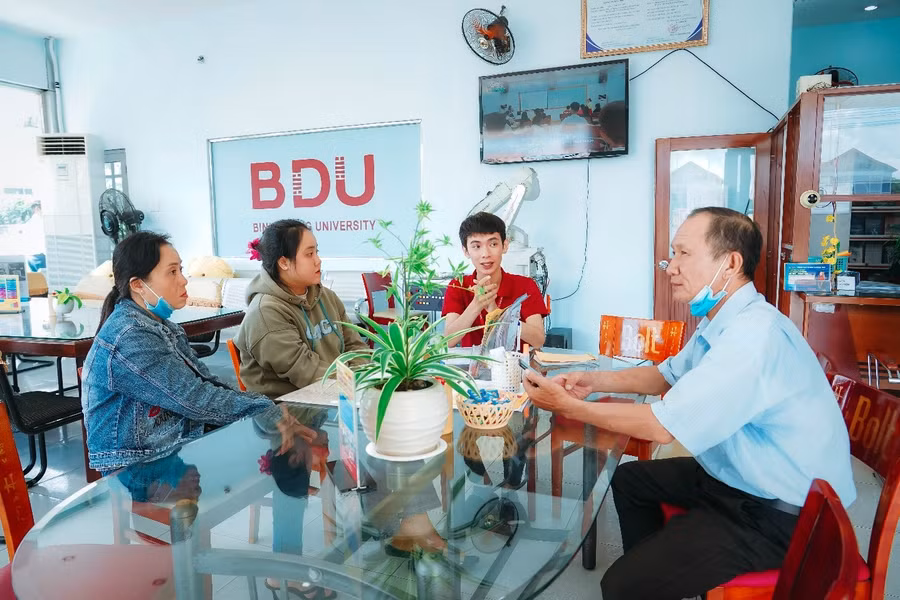 Sinh viên và phụ huynh tại ngày nhập học ở Trường Đại học Bình Dương. Ảnh: BDU. 