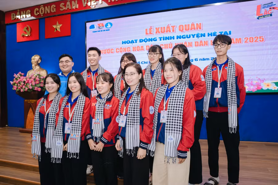 Các chiến sĩ tình nguyện trong lễ xuất quân chiến dịch hè tại Lào năm 2025. Ảnh: T.Đ. 