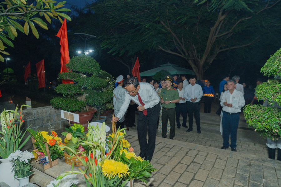 Ông Nguyễn Văn Nên - Bí thư Thành ủy TPHCM dâng hương trước phần mộ liệt sĩ. f9ad65a6-1297-4538-b82f-ee41733f910b.jpg