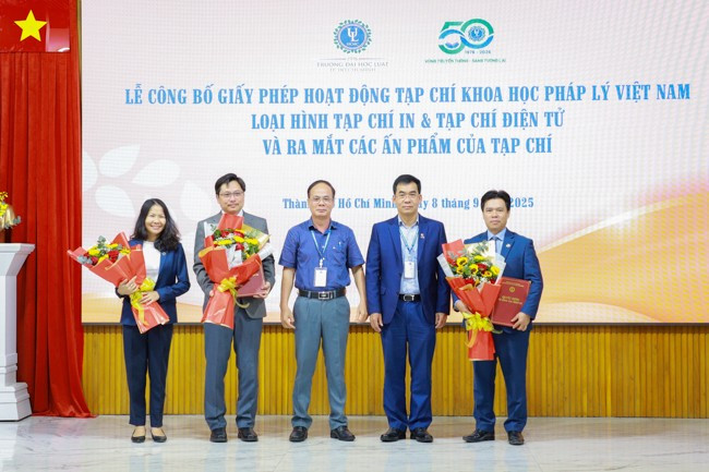 Ban biên tập của tạp chí tại Lễ công bố. Ảnh: HCMULAW. 008a0001.jpg