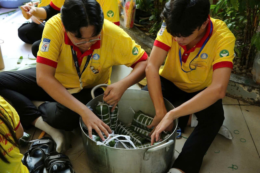 Thanh Duy (trái) trong hoạt động xuân tình nguyện. Ảnh: NVCC. hoat-dong-goi-banh-tai-xuan-tinh-nguyen-2025.jpg