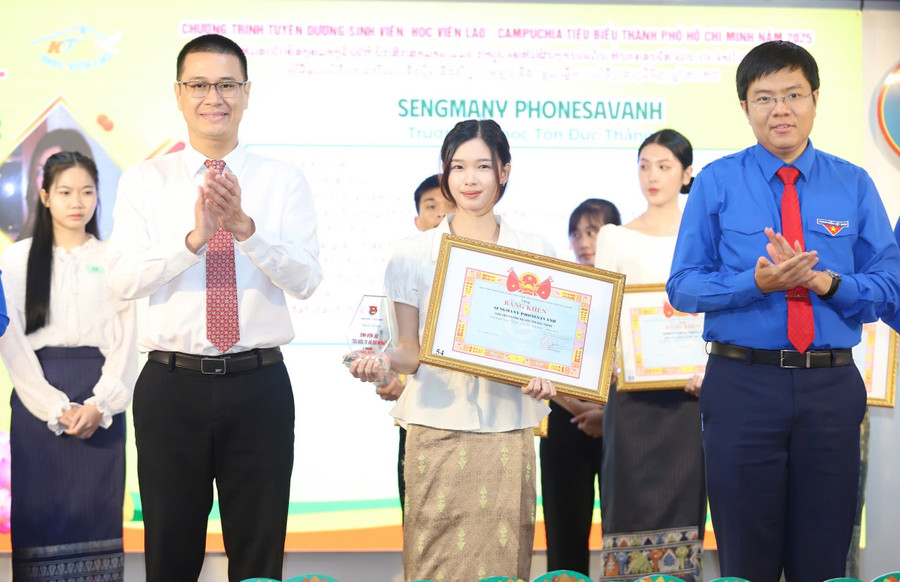 Khen thưởng "Sinh viên, học viên Lào - Campuchia tiêu biểu TPHCM" năm 2025. Ảnh: N.T. 