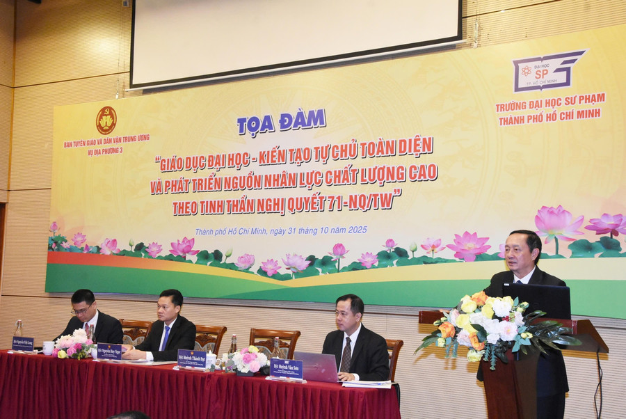 Herr Huynh Thanh Dat, stellvertretender Leiter der Zentralen Kommission für Propaganda und Massenmobilisierung, sprach auf dem Seminar „Hochschulbildung – Aufbau umfassender Autonomie und Entwicklung hochqualifizierter Humanressourcen im Geiste der Resolution 71-NQ/TW“. Foto: HCMUE. 2552f1ef4197cdc99486.jpg