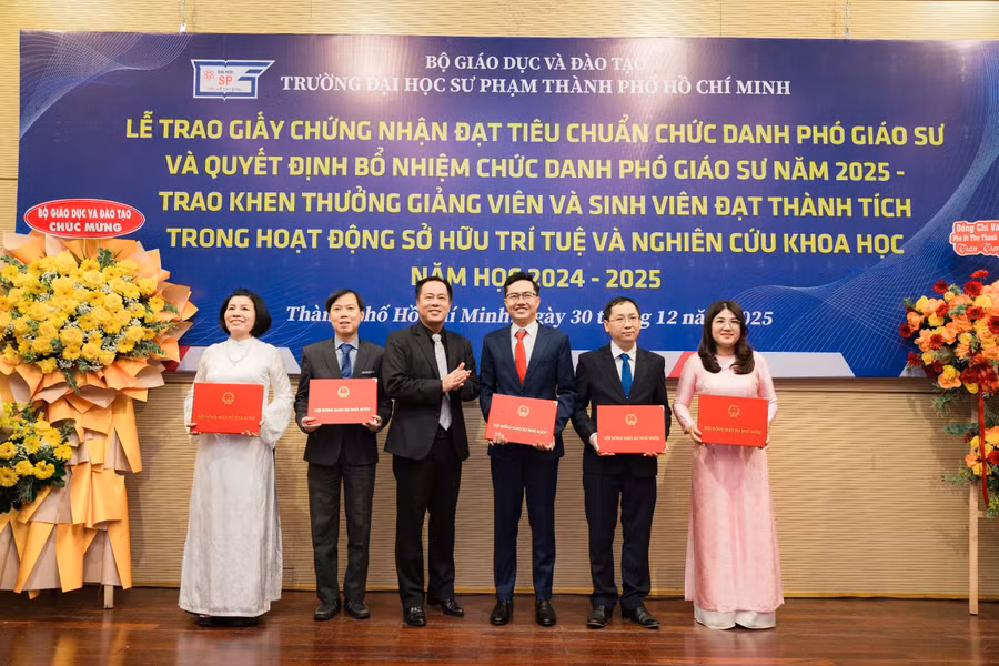 Trường Đại học Sư phạm TPHCM bổ nhiệm 5 tân Phó Giáo sư. Ảnh: HCMUE.