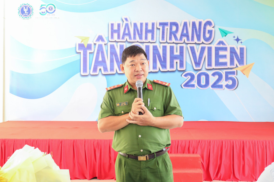 dai-uy-ly-hai-bac-can-bo-tuyen-truyen-pccc-cong-an-tphcm-nhan-manh-tiem-an-khi-su-dung-dien-thoai-trong-luc-dang-sac-pin.jpg