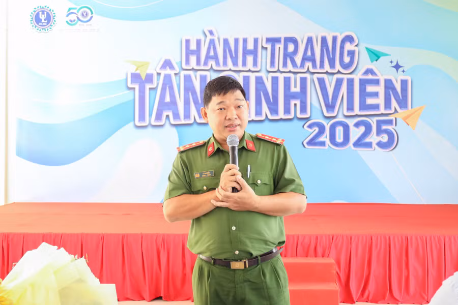 dai-uy-ly-hai-bac-can-bo-tuyen-truyen-pccc-cong-an-tphcm-nhan-manh-tiem-an-khi-su-dung-dien-thoai-trong-luc-dang-sac-pin.jpg